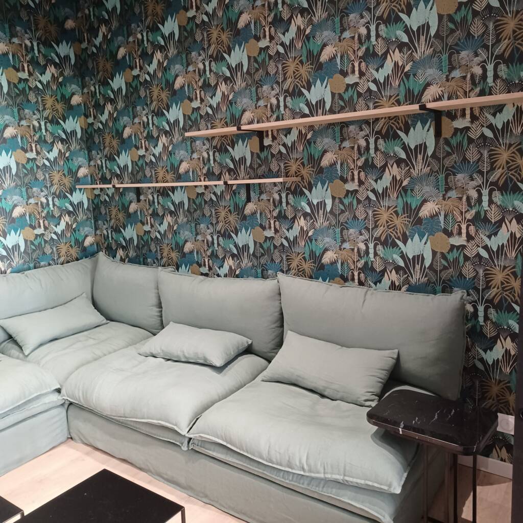 Aménagement espace de coworking optimhome redon -canapé aqua et papier peint jungle dans espace détente