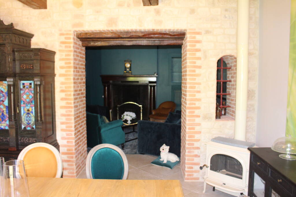 Aménagement et décoration gentilhommière - arche en brique entre salle à manger et salon