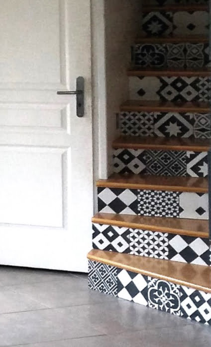 Entrée et séjour relookés - détail contremarches escalier carreaux de ciment noir et blanc