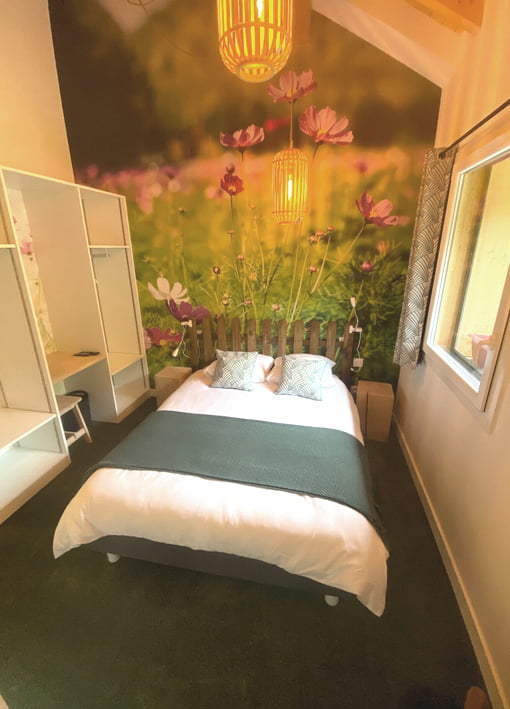 Chambres d'hôtes à la ferme projet en ligne - chambre sur le thème de la prairie avec lit sur papier peint panoramique fleuri