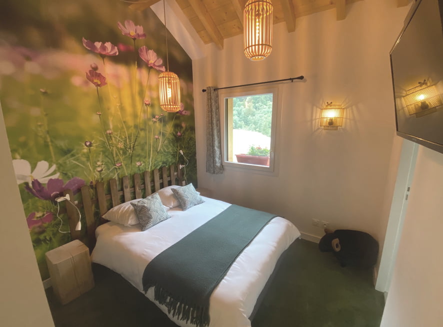 Chambres d'hôtes à la ferme projet en ligne - chambre sur le thème de la prairie avec lit sur papier peint panoramique fleurs