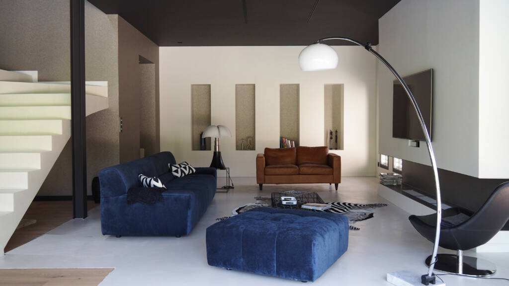 Aménagement et decoration d'une maison contemporaine à redon - salon sol béton blanc et canapés bleu nuit