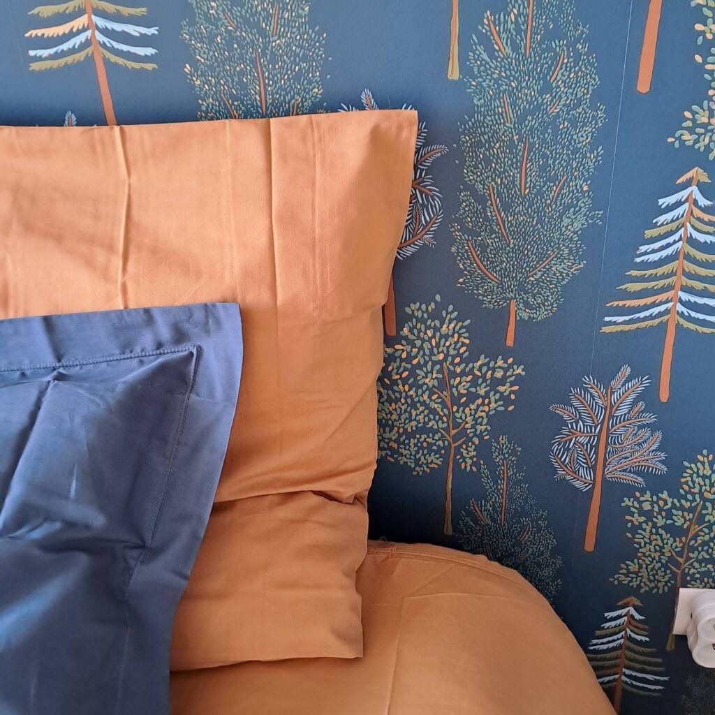 détail décoration chambre papier peint forêt bleu